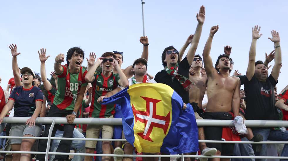 Adeptos do Club Sport Marítimo, celebram a subida à primeira Liga de Futebol, no final do jogo frente ao Benfica B disputado no Benfica Campus, no Seixal, 26 de abril de 2026. ANTÓNIO COTRIM/LUSA