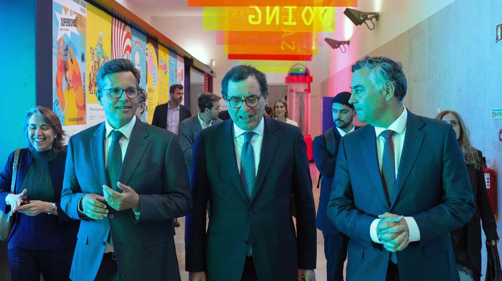 O ministro da Educação, Ciência e Inovação, Fernando Alexandre (D), e o ministro da Economia e da Coesão Territorial, Manuel Castro Almeida (C), acompanhados pelo presidente da Agência para a Investigação e Inovação (AI²), João Barros (E), à chegada para a cerimónia de posse do Conselho de Administração , no Pavilhão do Conhecimento – Centro Ciência Viva, em Lisboa, 04 de maio de 2026. MANUEL DE ALMEIDA/LUSA