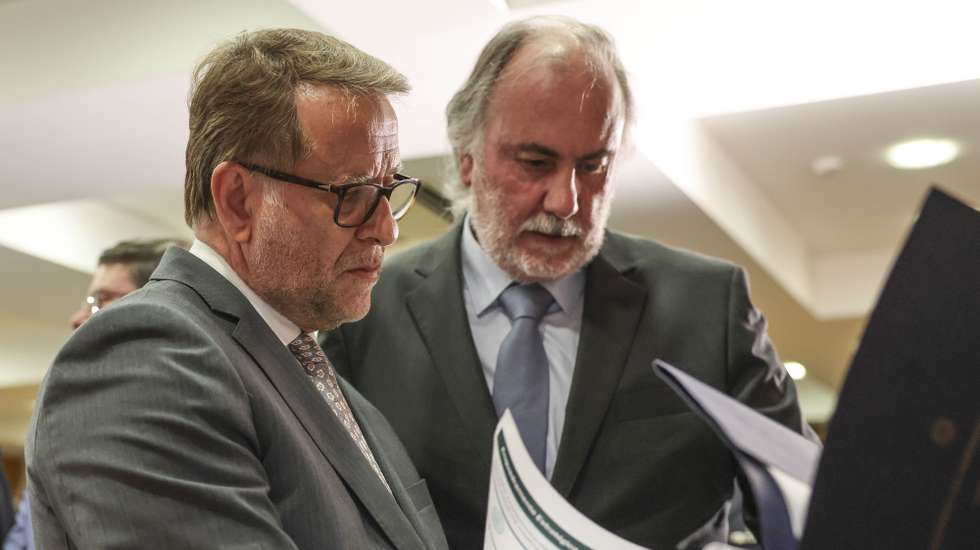 O ministro da Administração Interna, Luís Neves (E), troca impressões com o coordenador da equipa de Trabalho Técnica e Multissetorial para a substituição do Sistema Integrado de Redes de Emergência e Segurança de Portugal, António Pombeiro, durante a apresentação de propostas do estudo técnico-estratégico para a evolução do SIRESP, Lisboa, 5 de maio de 2026. JOÃO RELVAS/LUSA
