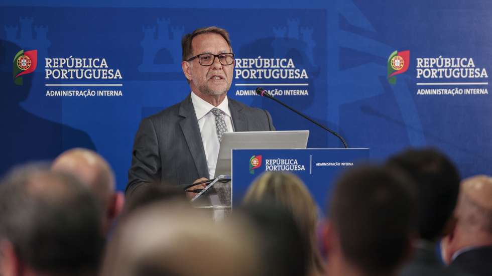 O ministro da Administração Interna, Luís Neves, usa da palavra durante a apresentação de propostas do estudo técnico-estratégico para a evolução do Sistema Integrado de Redes de Emergência e Segurança de Portugal (SIRESP), Lisboa, 5 de maio de 2026. JOÃO RELVAS/LUSA
