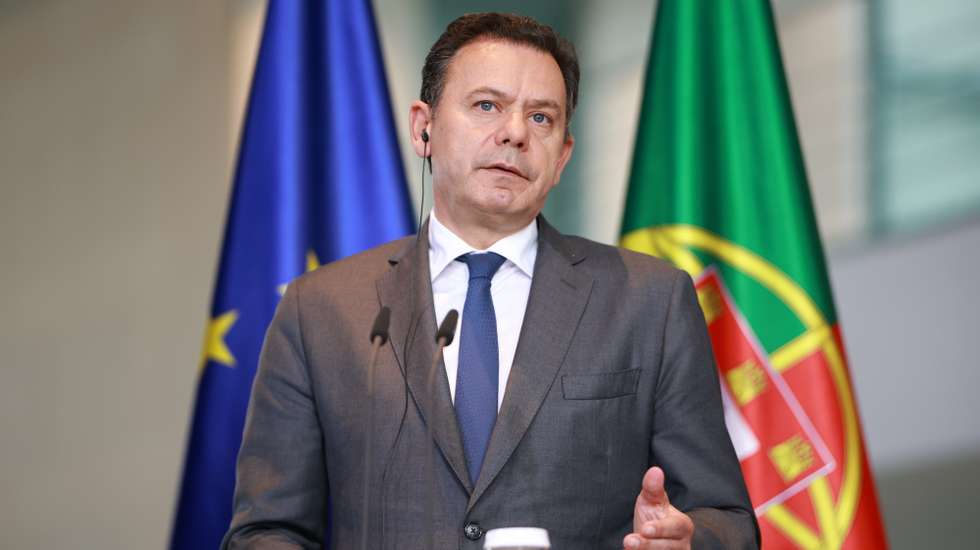 epa12934565 Portuguese Prime Minister Luis Montenegro gestures during a press conference at the Chancellery in Berlin, Germany, 05 May 2026. German Chancellor Friedrich Merz and Portuguese Prime Minister Luis Montenegro met for bilateral talks.  EPA/CLEMENS BILAN