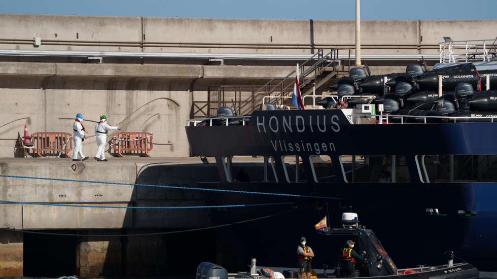 epa12947952 The MV Hondius cruise ship docks at the Port of Granadilla de Abona in Tenerife, Spain, 11 May 2026. The ship docked for the minimum time necessary due to weather conditions, following a recommendation by the Maritime Authority, to allow the safe disembarkation of the remaining passengers.  EPA/RAMON DE LA ROCHA