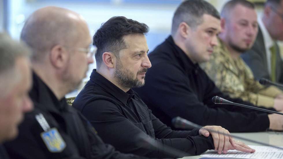 epa12947840 A handout picture made available by the Presidential Press Service shows Ukrainian President Volodymyr Zelensky (C) attending his meeting with German Defense Minister Boris Pistorius (not pictured) in Kyiv, Ukraine, 11 May 2026. Boris Pistorius arrived in Kyiv on an official visit amid the ongoing Russian invasion.  EPA/PRESIDENTIAL PRESS SERVICE HANDOUT HANDOUT 117091HANDOUT EDITORIAL USE ONLY/NO SALES