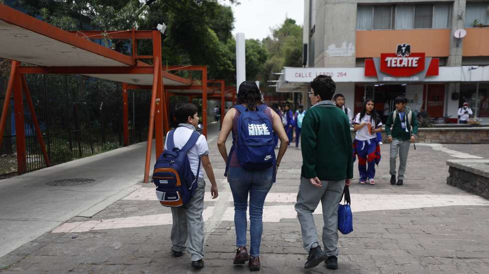 epa12948675 A mother picks up her children from an elementary school in Mexico City, Mexico, 11 May 2026. A controversial proposal to adjust the school calendar for the 2026 World Cup and ongoing high temperatures has raised concerns among parents about a possible increase in educational gaps and added burdens on families.  EPA/Sashenka Gutierrez