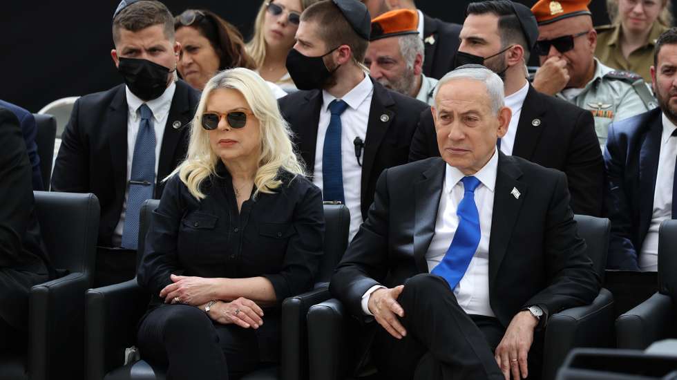epa12904439 Israeli Prime Minister Benjamin Netanyahu (R) and his wife Sara (L), attend a ceremony commemorating Israel's Remembrance Day for fallen soldiers, or Yom HaZikaron, at the Military Cemetery on Mount Herzl in Jerusalem, 21 April 2026.  EPA/ILIA YEFIMOVICH / POOL