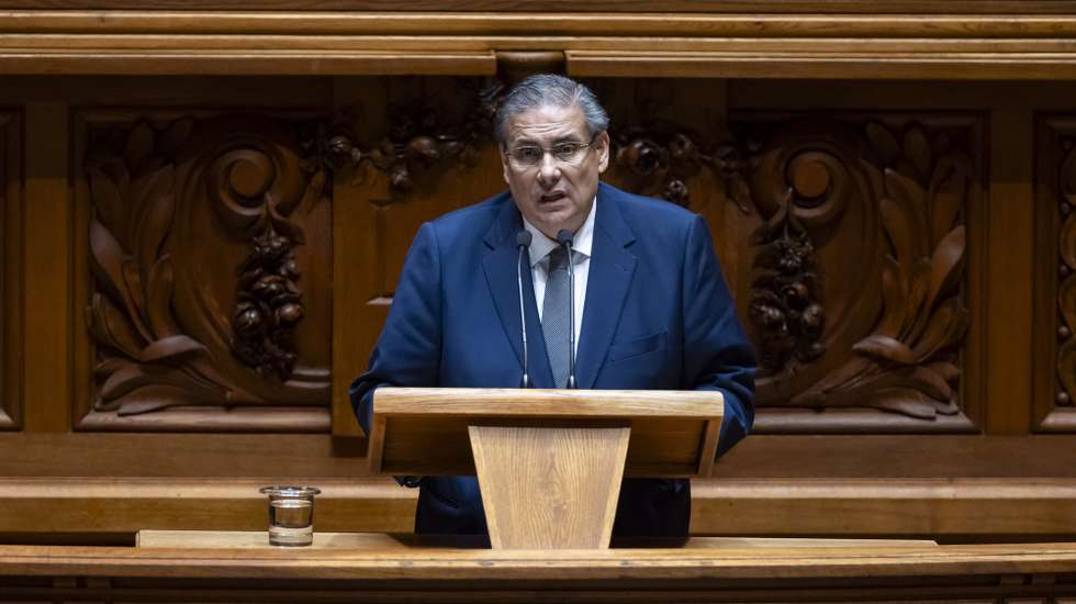 O ministro dos Assuntos Parlamentares, Carlos Abreu Amorim, usa da palavra durante a sessão plenária de debate de atualidade, requerido pelo PCP, sobre "Portugal, a soberania nacional, a resposta à crise e a defesa da paz", na Assembleia da República, em Lisboa, 15 de maio de 2026. JOSÉ SENA GOULÃO/LUSA