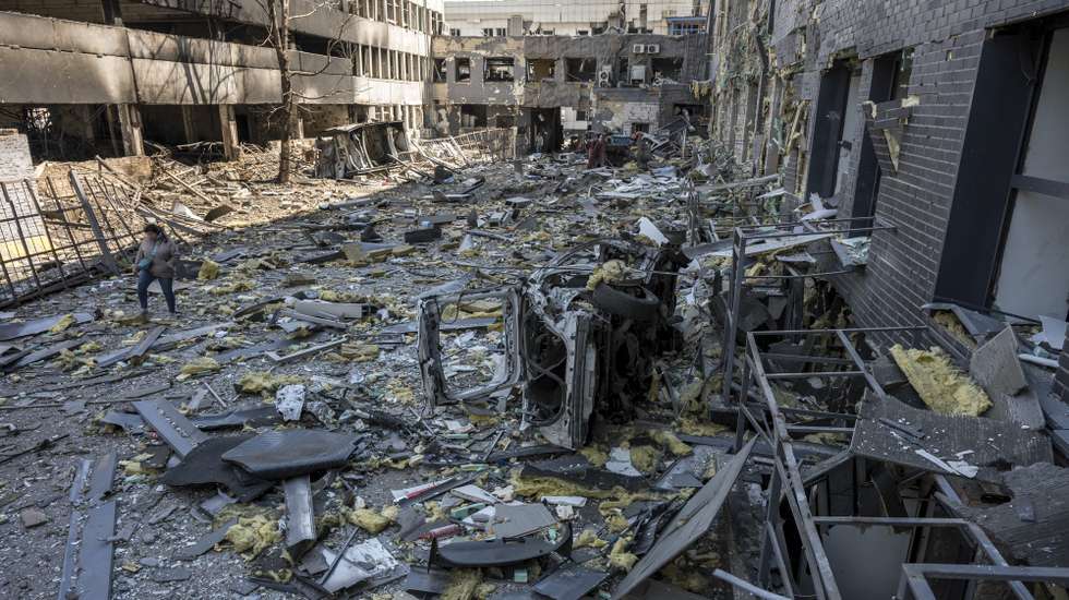 epa12957026 People walk at the site of a Russian strike on a business center in Kyiv, Ukraine, 14 May 2026, amid the Russian invasion. At least seven people were killed and dozens of others were injured after an overnight combined Russian attack with drones and missiles hit the Ukrainian capital, according to the State Emergency Service of Ukraine.  EPA/MAXYM MARUSENKO