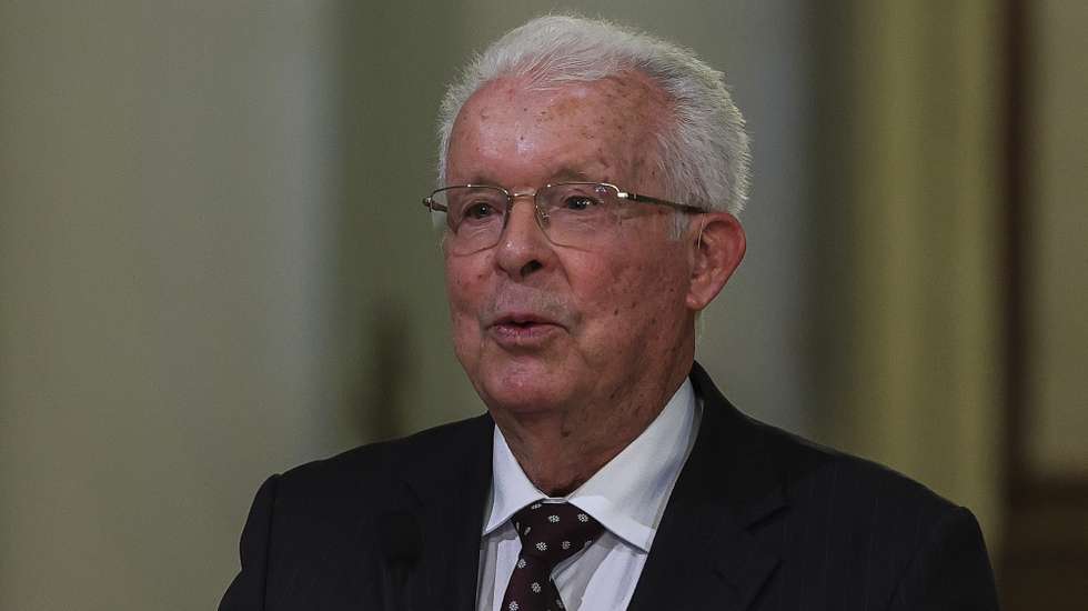 O presidente da comissão dos 50 anos do 25 de Novembro, Alípio Tomé Pinto, intervém durante a cerimónia comemorativa do 50.º aniversário do 25 de novembro, na Câmara Municipal de Lisboa, 25 de novembro de 2025. MANUEL DE ALMEIDA/LUSA