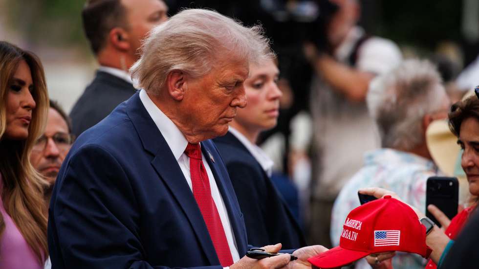 epa12975990 US President Donald Trump (C) hosts members of congress for the Congressional Picnic on the South Lawn of the White House in Washington, DC, USA, 19 May 2026.  EPA/SAMUEL CORUM / POOL