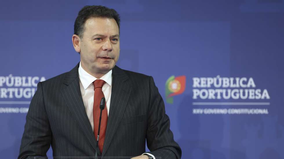O primeiro-ministro, Luís Montenegro, intervém na sessão solene onde foi anunciada a criação da Universidade de Leiria e Oeste e a Universidade Técnica do porto e o aumento de bolsas de estudo, no Instituto Politécnico de Leiria, 21 de maio de 2026. ANTÓNIO COTRIM/LUSA