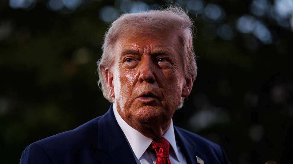 epa12975977 US President Donald Trump turns to photographers in the press pool after greeting guests during the Congressional Picnic on the South Lawn of the White House in Washington, DC, USA, 19 May 2026.  EPA/SAMUEL CORUM / POOL