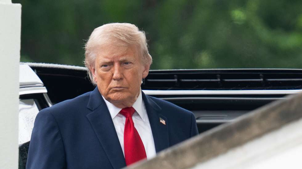 epa12993435 US President Donald Trump inspects the columns of the North Portico of the White House in Washington, DC, USA, 25 May 2026.  EPA/AARON SCHWARTZ / POOL