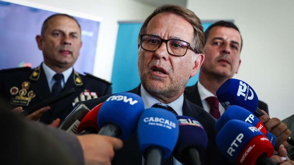 O ministro da Administração Interna, Luís Neves, fala os jornalistas durante uma visita às futuras instalações da Polícia Municipal e Cascais Intelligence Hub, em Cascais, 26 de maio de 2026. A visita ao concelho tem como objetivo a apresentação de investimentos e projetos estratégicos nas áreas da segurança, proteção civil e capacidade operacional no concelho. RODRIGO ANTUNES/LUSA
