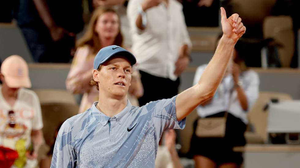epa12996093 Jannik Sinner of Italy celebrates after winning his Men's 1st round match against Clement Tabur of France at the French Open Grand Slam tennis tournament at Roland Garros in Paris, France, 26 May 2026.  EPA/MOHAMMED BADRA