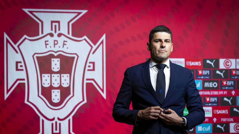 O selecionador nacional de Futebol da Seleção Feminina, Francisco Neto, durante a conferência de imprensa de divulgação das convocadas para os jogos com a Letónia e com a Eslováquia da fase de qualificação para o Campeonato do Mundo feminino de 2027, na Cidade do Futebol, em Oeiras, 30 de março de 2026. JOSÉ SENA GOULÃO/LUSA