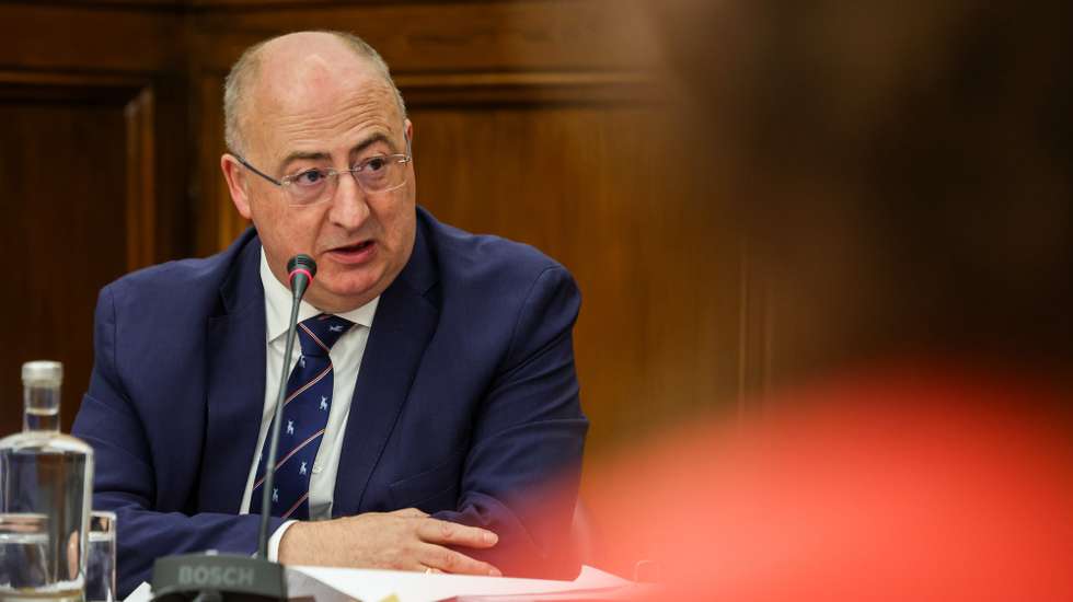O ministro da Agricultura e Mar, José Manuel Fernandes, intervém durante a sua audição perante a Comissão de Agricultura e Pescas, na Assembleia da República, em Lisboa, 15 de abril de 2026. TIAGO PETINGA/LUSA