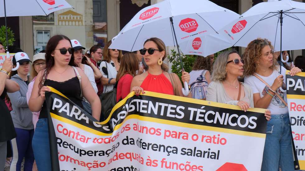 Manifestação e concentração dos profissionais de educação do concelho de Setúbal, organizada pelo Sindicato de Todos os Profissionais da Educação (S.T.O.P.), frente da Câmara Municipal de Setúbal, 02 de Junho de 2026. RUI MINDERICO/LUSA.