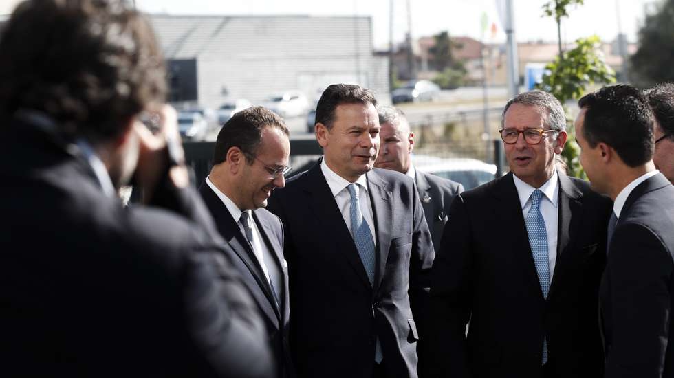 O Presidente da República, António José Seguro (2-D), o primeiro-ministro, Luis Montenegro (2-E), o presidente da Câmara Municipal de Leiria, Gonçalo Lopes (E) e o CEO do Banco Português de Fomento (BPF), Gonçalo Regalado (D), durante a sessão de encerramento da 3ª edição das Conversas com Fomento, uma iniciativa do Banco Português do Fomento (BPF), em Leiria, 28 de maio de 2026. PAULO CUNHA/LUSA