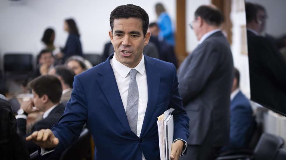 O ministro da Presidência, António Leitão Amaro, à chegada para a sua audição na Comissão de Assuntos Constitucionais, Direitos, Liberdades e Garantias, na Assembleia da República, em Lisboa, 13 de maio de 2026. JOSÉ SENA GOULÃO/LUSA