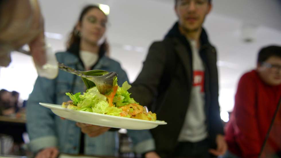 Uma ajudante de cozinha serve o almoço a um aluno da Escola Josefa de Óbidos, que viu aumentar o número de refeições depois de alterações realizadas nas ementas da escola em Óbidos, 26 de fevereiro de 2019. A aposta na qualidade dos ingredientes e na certificação dos cozinheiros fez a secundária Josefa d'Óbidos destacar-se com o aumento de refeições servidas no refeitório, em contraciclo com a maioria das escolas onde os alunos recusam a comida. (ACOMPANHA TEXTO DE 03 DE MARÇO DE 2019). CARLOS BARROSO/LUSA