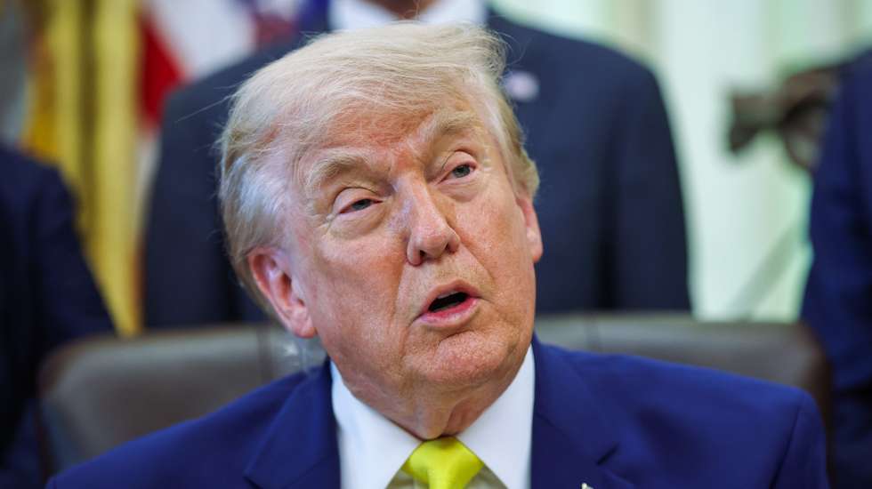 epa13016668 US President Donald Trump discusses renovations to the Lincoln Memorial Reflecting Pool and speaks about 'Beautiful, Clean Coal' in the Oval Office of the White House in Washington, DC, USA, 04 June 2026. Trump announced a plan to invest 700 million US dollars in coal plants and energy infrastructure under the Defense Production Act.  EPA/SAMUEL CORUM / POOL