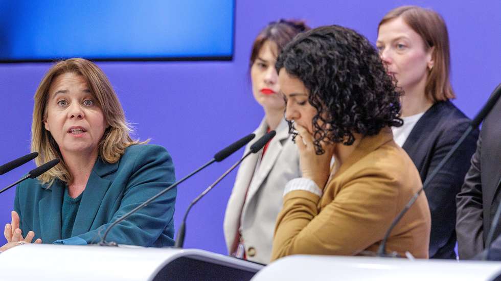 epa12891550 Portuguese Member of the European Parliament (MEP) Catarina Martins (L) speaks alongside French MEP Manon Aubry (R) during a press conference on the 'Justice for Palestine' European Citizens' Initiative (ECI) in Brussels, Belgium, 15 April 2026. The campaign, demanding the suspension of the EU-Israel Association Agreement, has officially surpassed one million signatures since its launch in January 2026.  EPA/OLIVIER MATTHYS