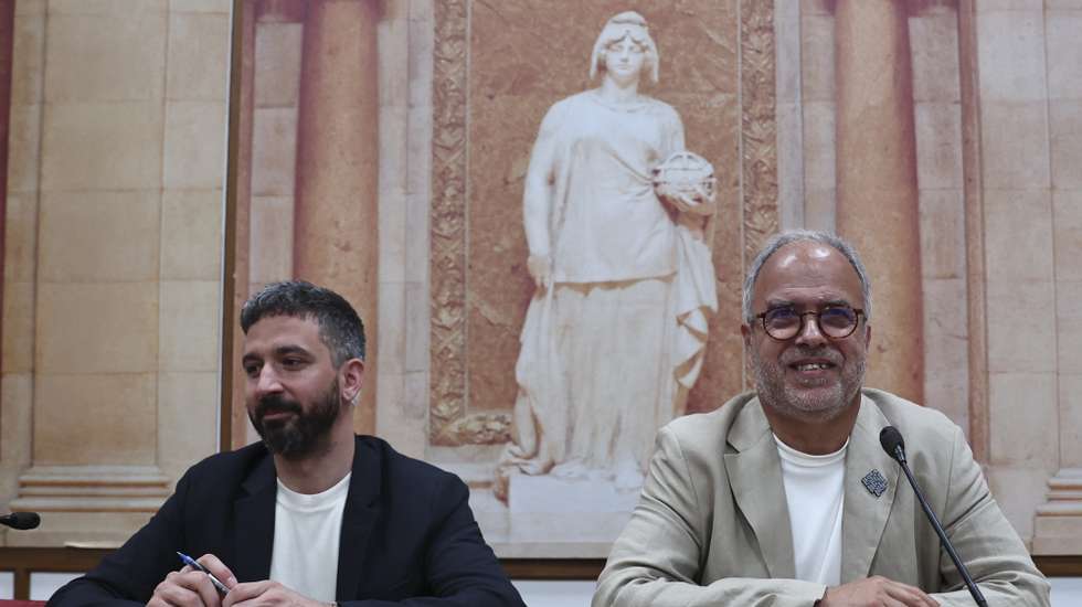 O coordenador do Bloco de Esquerda (BE), José Manuel Pureza (D), acompanhado pelo deputado Fabian de Figueiredo, durante a conferência de imprensa para  apresentação de propostas para a revisão da lei laboral, na Assembleia da República, em Lisboa, 15 de junho de 2026. ANTÓNIO COTRIM/LUSA