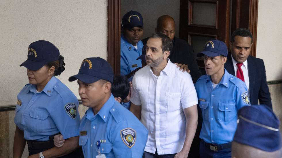 epa12903091 The owner of the Jet Set nightclub Antonio Espaillat (C) arrives for a hearing at the Palace of Justice in Santo Domingo, Dominican Republic, 20 April 2026. The First Court of Instruction of the National District is continuing the preliminary hearing against the owners of Jet Set. On 08 April 2015, the roof of the club collapsed, killing 236 people and injuring more than 180.  EPA/ORLANDO BARRIA