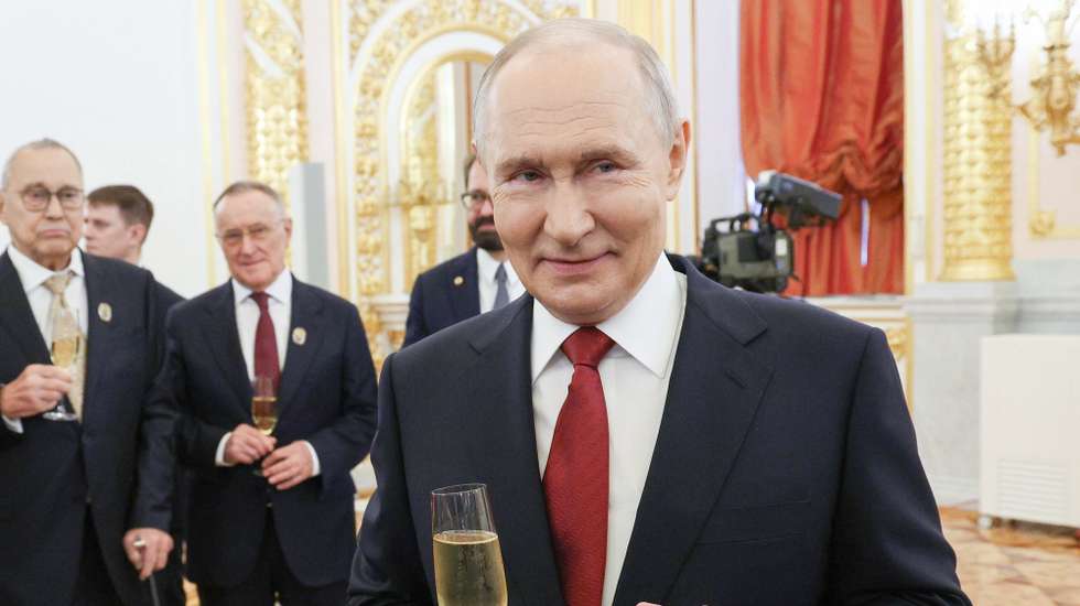 epa13032980 Russian President Vladimir Putin meets with recipients of state awards for achievements in science and technology, literature and art, and humanitarian activity, as well as Hero of Labour titles, following a ceremony during Russia Day celebrations at the Kremlin in Moscow, Russia, 12 June 2026. Russia Day is a national holiday of the Russian Federation, celebrated annually on 12 June, commemorating the adoption of the Declaration of State Sovereignty in 1990.  EPA/VYACHESLAV PROKOFYEV/SPUTNIK/KREMLIN  / POOL MANDATORY CREDIT