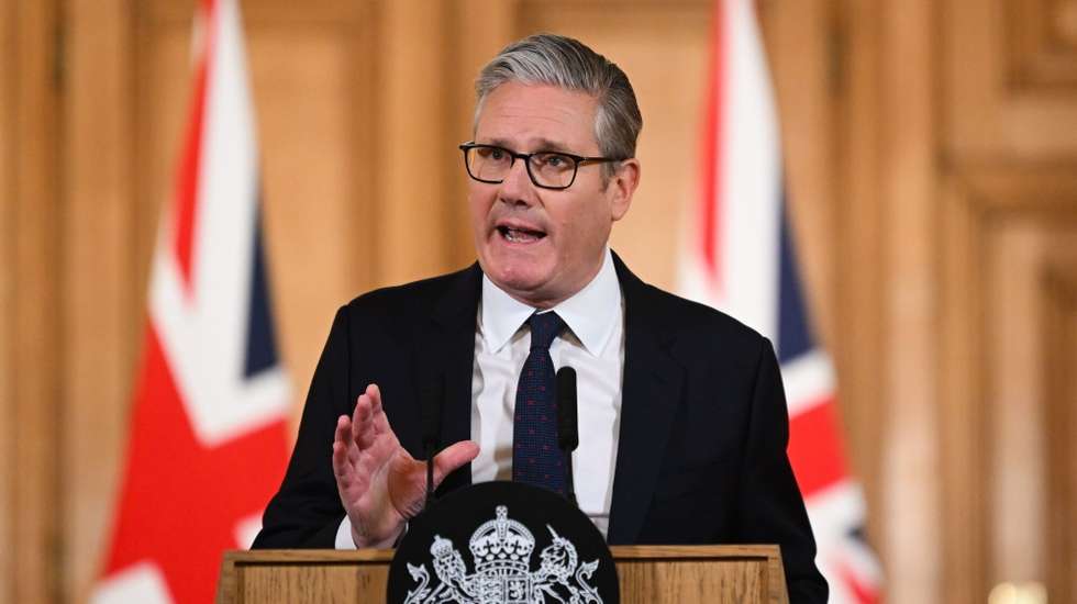 epa13038274 Britain's Prime Minister Keir Starmer speaks during a press conference announcing a ban on young teenagers using social media at Downing Street in London, Britain, 15 June 2026. The UK Prime Minister is expected to confirm a ban on under-16s using major social media platforms, as well as other measures, including curfews for older teenagers and stricter regulations on chatbots.  EPA/JAIMI JOY / POOL