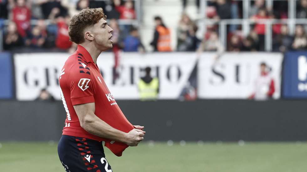 epa12968948 Osasuna's Victor Munoz celebrates after scoring the 1-1 goal during the Spanish LaLiga soccer match between CA Osasuna and RCD Espanyol, in Pamplona, Navarra, Spain, 17 May 2026.  EPA/JESUS DIGES