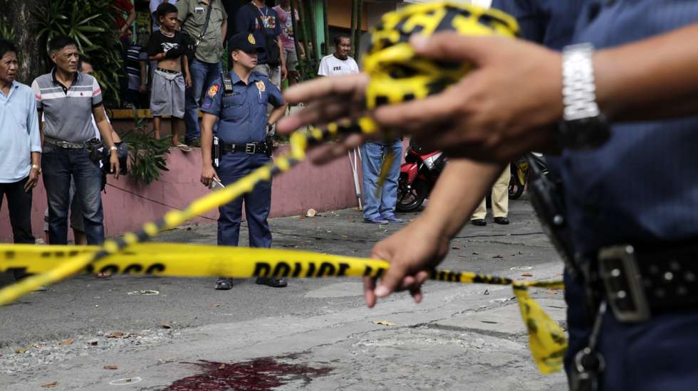 epaselect epa06417883 Filipino policemen install police line at the scene of a crime after the victim was shot in an alleged 'extra judicial killing' in Manila, Philippines, 05 January 2018. President Rodrigo Duterte ordered the police to resume operations in the anti-drug campaign last month. He first launched the war on drugs upon taking office in June 2016, in a conflict that left thousands dead. A report published by Human Rights Watch in December 2017 estimated that over 12,000 people had died in connection with the illegal narcotics crackdown.  EPA/FRANCIS R. MALASIG