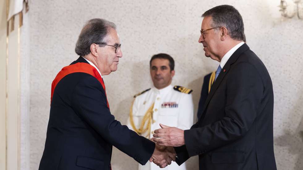 O Presidente da República, António José Seguro (D), cumprimenta o ex-Presidente do Tribunal Constitucional, José João Abrantes, durante a cerimónia de condecoração com a grã cruz da Ordem Militar de Cristo, no Palácio de Belém, Lisboa, 22 de junho de 2026. JOSÉ SENA GOULÃO/LUSA