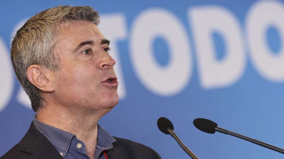 O secretário-geral do Partido Socialista (PS), José Luís Carneiro, intervém durante a reunião da Comissão Nacional Lisboa, em Lisboa, 28 de junho de 2026. A reunião tem como ponto único da agenda discutir e votar as moções setoriais que foram aceites no no 25.º Congresso Nacional do PS, que decorreu no final de março, em Viseu.  ANTÓNIO COTRIM/LUSA