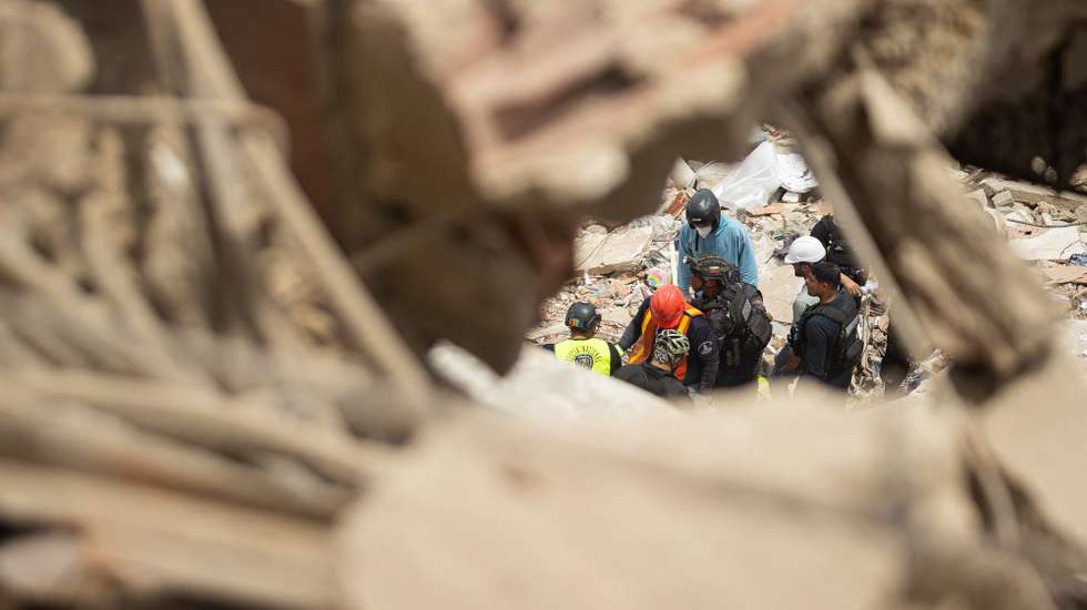 epa13071482 Rescuers search for missing people in an area affected by the earthquake in Catia La Mar, Venezuela, 28 June 2026.  EPA/Ronald Pena R