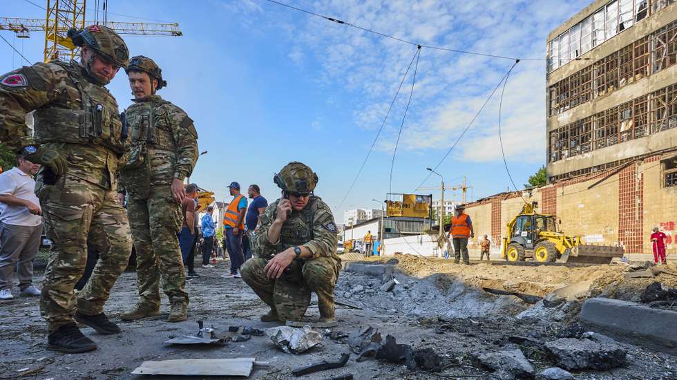 epaselect epa13072971 Ukrainian experts work at the site of a Russian glide bomb strike in Kharkiv, northeastern Ukraine, 29 June 2026, amid the Russian invasion. At least one person was killed and 12 others injured after Russian strikes hit the city, according to reports from the State Emergency Service of Ukraine.  EPA/SERGEY KOZLOV