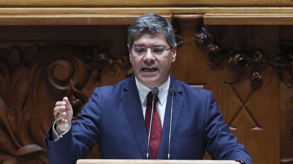 Eurico Brilhante Dias, líder parlamentar do PS, durante a sessão plenária no parlamento da Assembleia da República, em Lisboa, 02 de junho 2026.  MANUEL DE ALMEIDA/LUSA