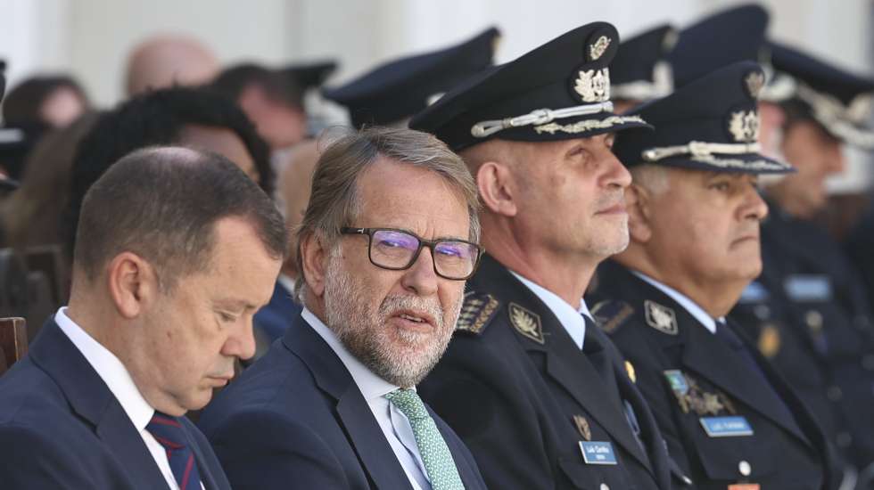 O ministro da Administração Interna, Luís Neves(2E), acompanhado pelo Diretor Nacional da Polícia de Segurança Pública, Superintendente-chefe, Luís Carrilho (2D)  pelo diretor do Instituto Superior de Ciências e Segurança Interna (ISCSI), Luís Farinha, (D), e pelo secretário de Estado da Proteção Civil Rui Rocha (E) durante a cerimónia  de Compromisso de Honra do 38.º Curso de Formação de Oficiais de Polícia, em Lisboa, 30 de junho de 2026. ANTÓNIO COTRIM/LUSA