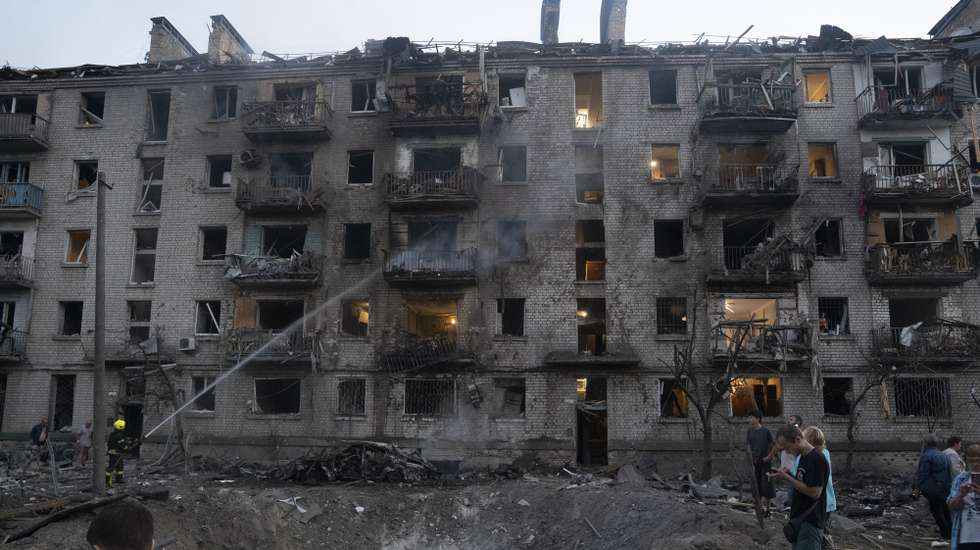 epa13079891 Residents gather at the site of a Russian missile strike on a residential area in Kyiv, Ukraine, 02 July 2026, amid the Russian invasion. According to the State Emergency Service of Ukraine, at least 17 people were killed and more than 90 injured after a massive overnight Russian attack on Kyiv. The Ukrainian Air Force said Russia launched about 500 drones and more than 70 missiles of different types in the attack, with Kyiv the main direction of the assault.  EPA/TOMMASO FUMAGALLI