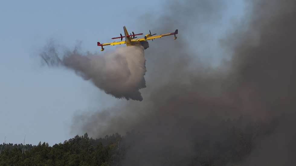 Aviões despejam água durante o combate ao incêndio florestal que desde a madrugada consome floresta na povoação de Cambarinho, Vouzela, 3 de julho de 2026. PAULO NOVAIS/LUSA,