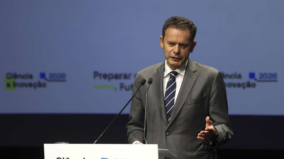 O primeiro-ministro, Luis Montenegro, usa da palavra durante o Encontro Ciência e Inovação 2026, no Centro de Congressos em Lisboa, 15 de julho de 2026. TIAGO PETINGA/LUSA