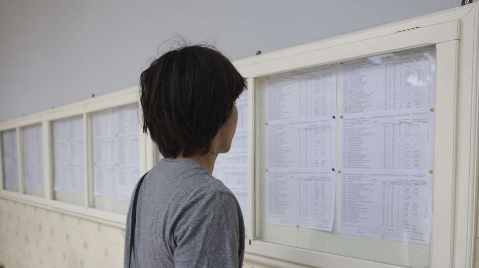 Um estudante consulta as pautas com notas