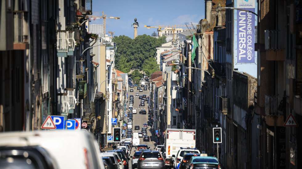 A Rua da Boavista pode ser mais que um "tubo de água" de distribuição de tráfego, disse à Lusa o urbanista Frederico Moura e Sá, e já há propostas para tornar a via mais humanizada, sem um passeio "miserável", Porto 5 de maio de 2026. Pedro Silva Castro, um jurista interessado na temática da mobilidade, dinamizou o movimento "Ciclovia da Boavista", que conta com uma página no Instagram com mais de 200 seguidores, observando que o eixo de sete quilómetros entre a Praça da República e o Castelo do Queijo poderia "ser também integrado na rede de ciclovias que já existe no Porto", mas o projeto vai além disso. (ACOMPANHA TEXTO DA LUSA DE 09-05-2026) JOSÉ COELHO/LUSA