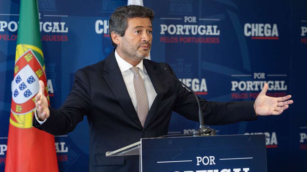 O  presidente do Chega, André Ventura, fala aos jornalistas, após a formalização da Comissão Parlamentar de Inquérito aos mandatos de Luís Neves enquanto Diretor Nacional da Polícia Judiciária, em  Lisboal, 29 de julho de 2026. ANTÓNIO COTRIM/LUSA