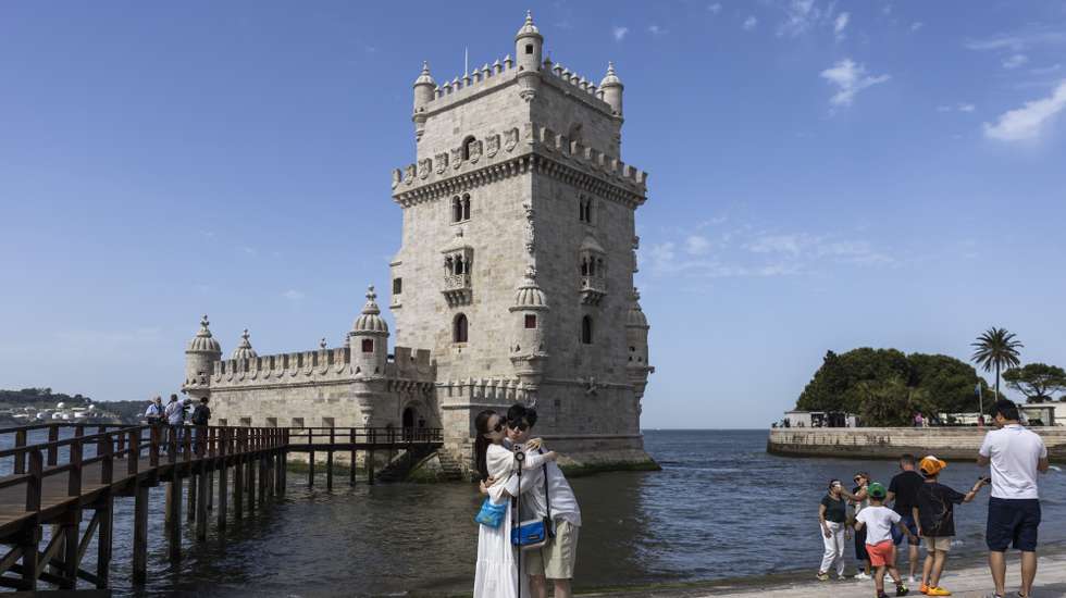 Turistas tiram fotografias junto à Torre de Belém, monumento  que reabre no dia 27 de maio após uma intervenção de conservação e restauro realizada no âmbito do Programa de Recuperação e Resiliência (PRR) e terá uma limitação de 900 visitantes por dia, em Lisboa, 26 de maio de 2026. JOSÉ SENA GOULÃO/LUSA