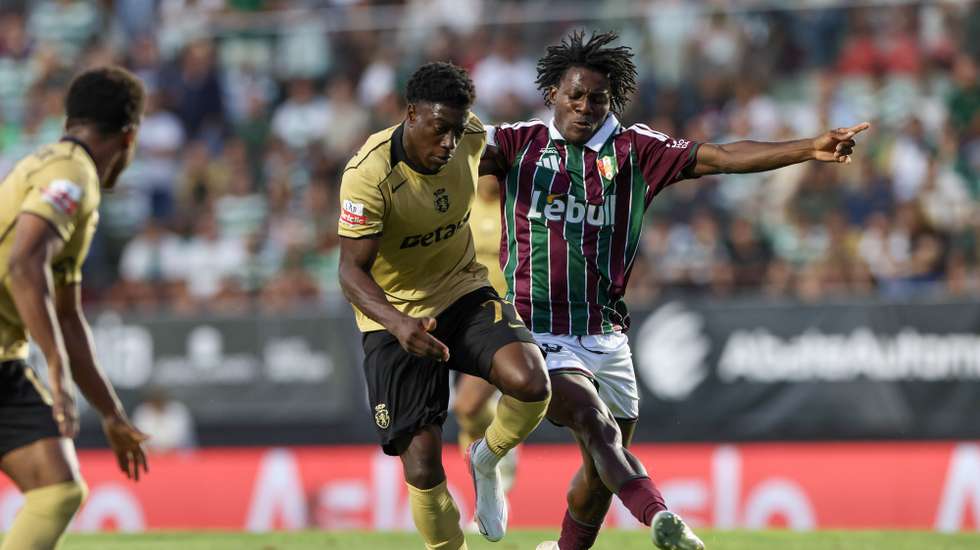 Estrela da Amadora player Eddy Doué (R) in action against Sporting player Issa Doumbia during the Portuguese First League soccer match held at Jose Gomes stadium, in Amadora, Portugal, 8 August 2026. TIAGO PETINGA/LUSA