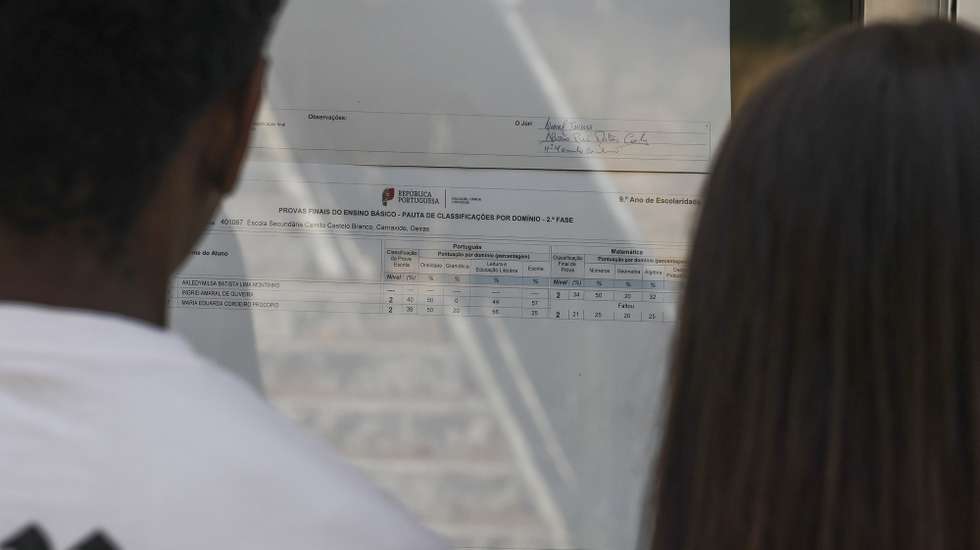 Estudantes consultam as pautas com as notas dos exames da 2.ª fase