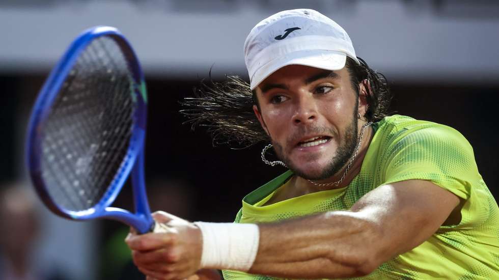 epa13131160 Jaime Faria of Portugal in action against Luciano Darderi of Italy during the quarter-final match of the Estoril Open tennis tournament, in Estoril, outskirts of Lisbon, Portugal, 24 July 2026.  EPA/JOSE SENA GOULAO