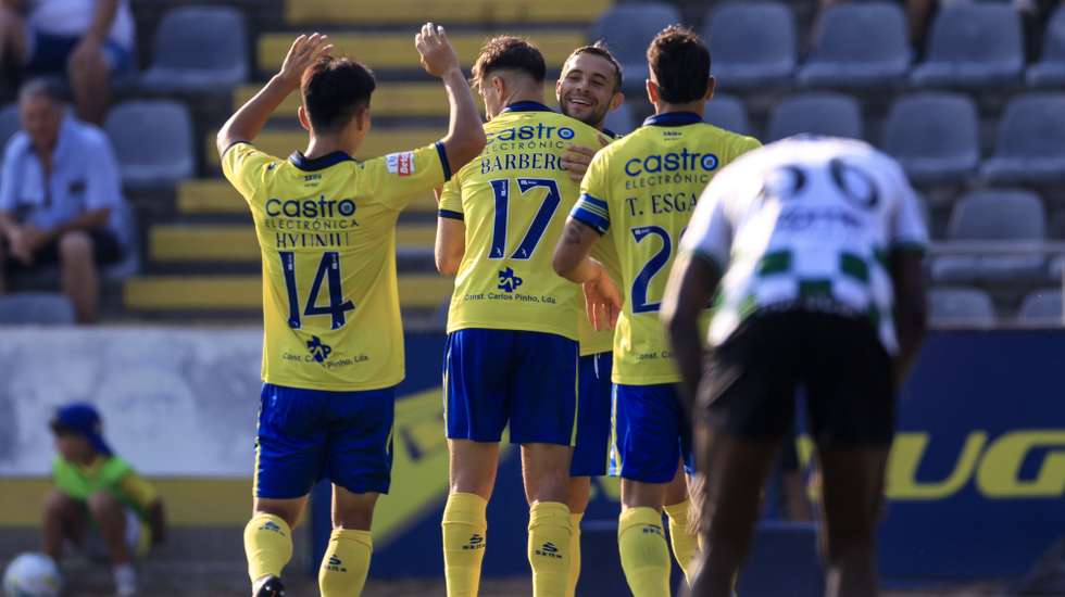 Os jogadores do Arouca festejam após marcarem um golo (auto-golo de Maracás) contra o Moreirense, durante o jogo da Primeira Liga de Futebol dispudato no Estádio Municipal de Arouca, 16 de agosto de 2026. JOSÉ COELHO/LUSA
