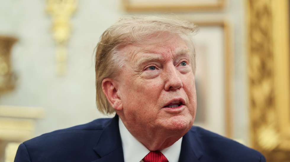 epa13176298 US President Donald J. Trump hosts Lifeguard Ryder Williams in the Oval Office of the White House in Washington, DC, USA, 17 August 2026. Ryder Williams, a 16-year-old lifeguard, saved the life of 10-year-old Nathaniel Rai at Seabright Beach in Santa Cruz, California, on July 25.  EPA/Samuel Corum / POOL